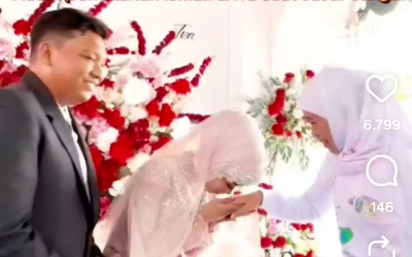 Thumbnail Khofifah dan 3 Jenderal Mendadak Muncul di Kondangan, Pengantin Auto Nangis Bahagia!