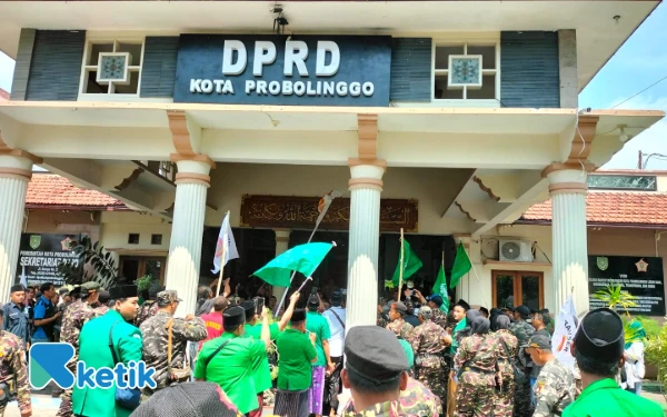 Thumbnail Berita - Akibat Tayangan Xpose Trans7, Santri dan Kiai Geruduk DPRD Kota Probolinggo