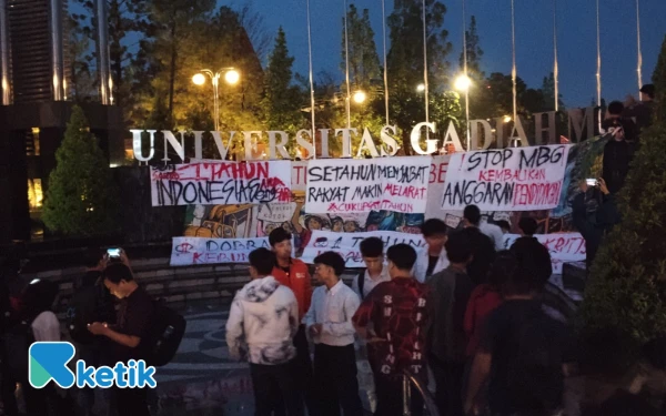 Thumbnail Berita - BEM KM UGM Evaluasi Setahun Pemerintahan Prabowo, PHK hingga Tindakan Represif Aparat Jadi Sorotan