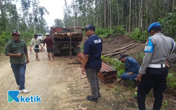 Thumbnail Berita - Patroli Gabungan Ungkap Jejak Kayu Tak Bertuan di Hutan Dalam Halmahera Timur