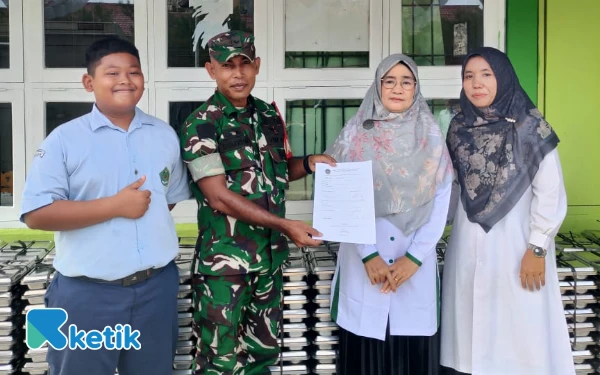 Thumbnail Berita - Dukung Program Presiden Prabowo, Babinsa Simtim Kawal Pembagian MBG di MTsN 2 Sinabang