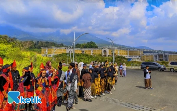 Thumbnail Sejarah! Kirab Budaya 2025 UIN Malang Pertama Kali Digelar di 'Kampus Atas Awan'‎