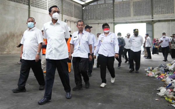 Thumbnail Berita - Tinjau TPST, Sri Sultan HB X Petakan Pilihan Kelola Mandiri atau Proyek PSEL Pusat