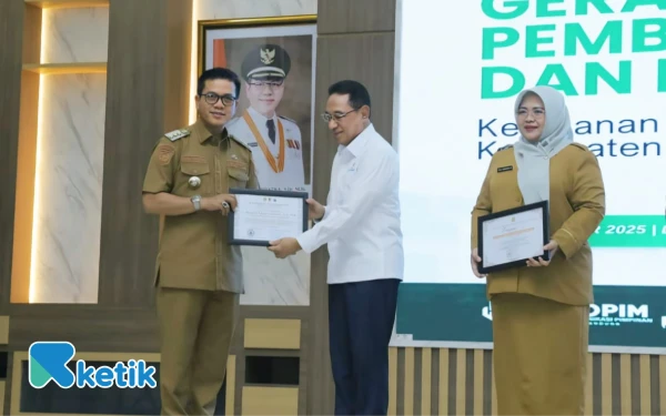 Thumbnail Berita - Apresiasi Inovasi Bupati Bandung, HAKLI Beri Penghargaan Anugerah Adhi Bhakti Higiene Sanitasi