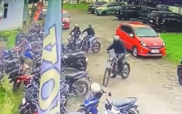 Thumbnail Berita - Viral! Naik Fortuner, Komplotan Curanmor Gasak 3 Motor di Wisma Atlet Muba dalam 20 Detik