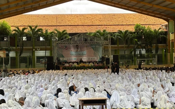 Thumbnail Beda dari Sebelumnya, HUT ke-75 SMKN 1 Surabaya Hadirkan Tabligh Akbar Penuh Makna Religius