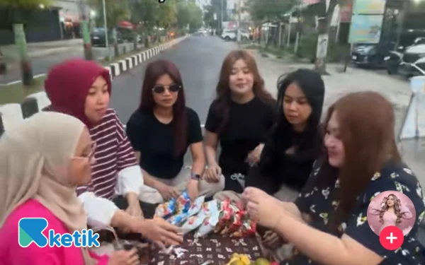 Thumbnail Berita - Viral! Enam Wanita cantik Gelar Arisan Keliling Kota Mojokerto Pakai Mobil Pickup
