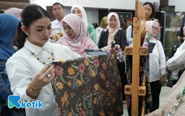 Thumbnail Berita - Selvi Gibran Dorong UMKM Batik Kabupaten Bandung Lestarikan Motif Kina sebagai Identitas Lokal