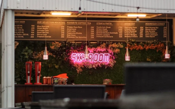 Thumbnail Nongkrong di Atas Awan, Pengalaman Unik di Sky Room Cafe Malang