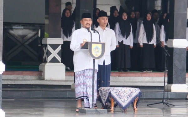 Thumbnail Berita - Hari Santri 2025 di Pemalang, Bupati Bacakan Pesan Menag Agar Santri Melek Teknologi dan Akhlak Mulia