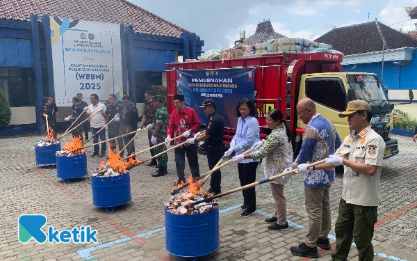 Thumbnail Berita - Bea Cukai Blitar Musnahkan 1,2 Juta Batang Rokok Ilegal, Selamatkan Negara dari Kerugian Rp 1,26 Miliar