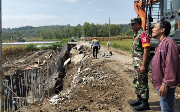 Thumbnail Berita - Baru Dibangun 2023, Jalan Cor Beton Rp1,8 M di Ngusikan Ambrol Lagi, Siapa Bertanggung Jawab?