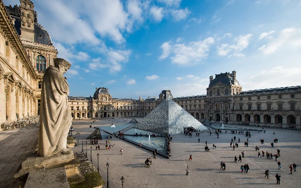 Thumbnail Museum Louvre Kembali Dibuka Usai Perampokan Perhiasan Senilai €88 Juta