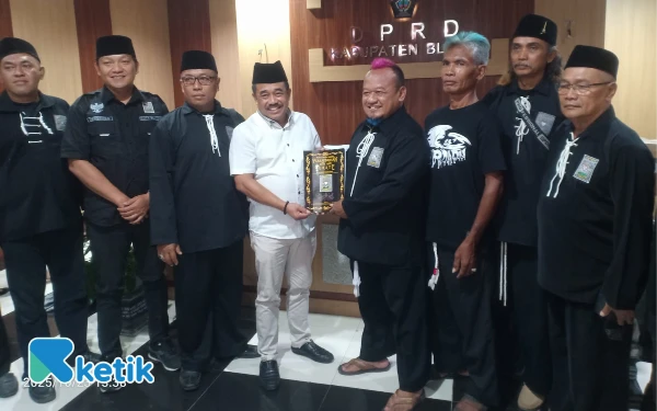 Thumbnail Berita - PSHT Kabupaten Blitar Ketuk Pintu DPRD, Legalitas Ditegaskan, Keadilan untuk Atlet Diperjuangkan