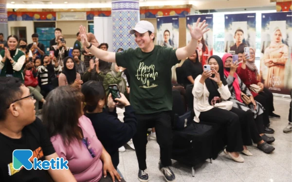 Thumbnail Cerita Endy Arfian Belajar Bahasa Uzbekistan Sebelum Perankan Omar di Film Pengin Hijrah