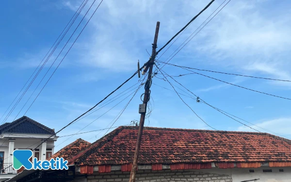 Thumbnail Berita - Warga Tamberu Timur Sampang Keluhkan Tiang Listrik Nyaris Roboh, PLN Terkesan Tutup Mata