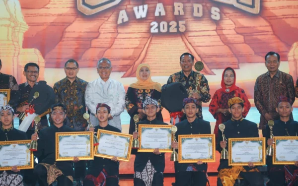 Thumbnail Khofifah Boyong Dua Rekor MURI, SMA Jatim Catat Sejarah di Ajang SMA Award 2025