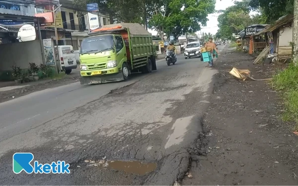 Thumbnail Berita - Truk Tambang di Lebak Masih Melanggar Peraturan, Warga Pertanyakan Pengawasan