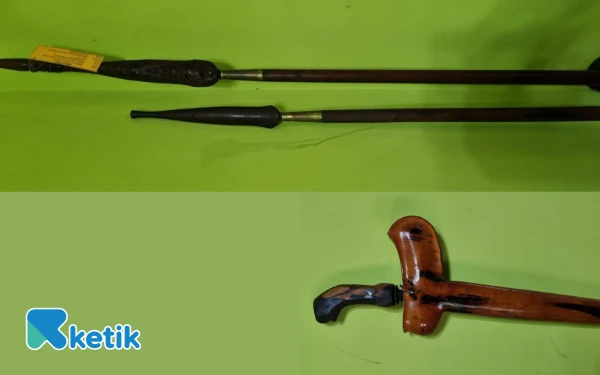 Thumbnail Berita - Keturunan ke-7 Masih Simpan Dua Pusaka Kanjeng Jimat Pacitan, Begini Cerita Menerimanya