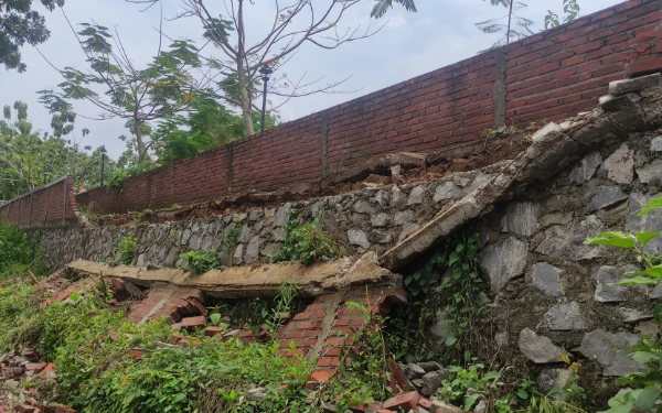 Thumbnail Berita - Diresmikan Bupati Tuban Awal 2024, Pagar RTH Jatirogo Jebol Diterjang Hujan