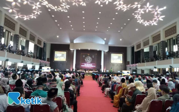 Thumbnail Bertepatan Dies Natalis ke-64, UIN Malang Wisuda 800 Lulusan Sekaligus Luncurkan Kas Wakaf