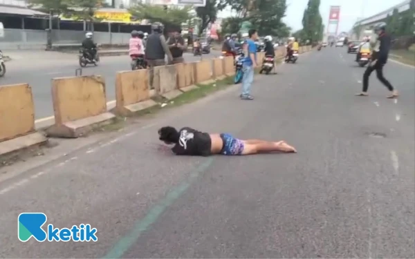 Thumbnail Diduga Dikejar, Pejalan Kaki di Palembang Tabrak Motor hingga Terjatuh