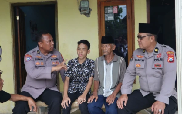 Thumbnail Berita - Tersentuh Kisah Pak Tiran, Ipda Purnomo dan Netizen Kumpulkan Rp12 Juta Lewat Medsos untuk Beli Sepeda Listrik
