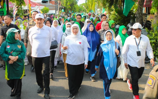 Thumbnail Berita - Ikuti Jalan Sehat Hari Santri, Gubernur Khofifah Berbaur Bersama Ribuan Masyarakat Lamongan