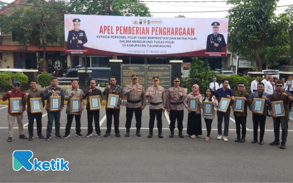 Thumbnail Berita - Kapolres Tulungagung Beri Penghargaan kepada Anggota Berprestasi dan Mitra Polri