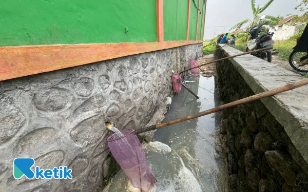 Thumbnail Berita - Siang Malam Warga Sekitar Ponpes Nurul Islam Mojokerto Berburu Nasi Bekas Cucian di Saluran Limbah