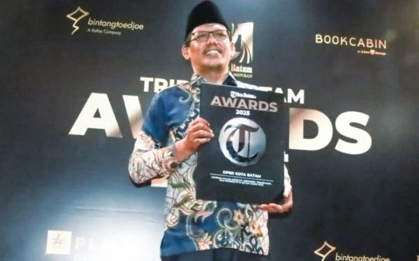 Thumbnail Berita - DPRD Batam Terima Penghargaan Bergengsi di Tribun Batam Awards 2025, Kamaluddin Ungkap Kuncinya