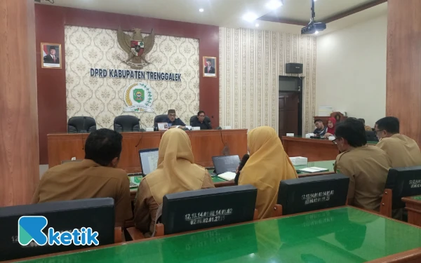 Thumbnail Berita - DPRD Trenggalek Pilih Rem Pembahasan Raperda, Pastikan Regulasi Sinkron dengan Kemenkumham