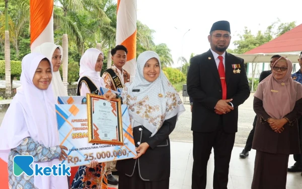 Thumbnail Bupati Halsel Apresiasi Pelajar Berprestasi, Satu di Antaranya Wakili Indonesia di Jepang