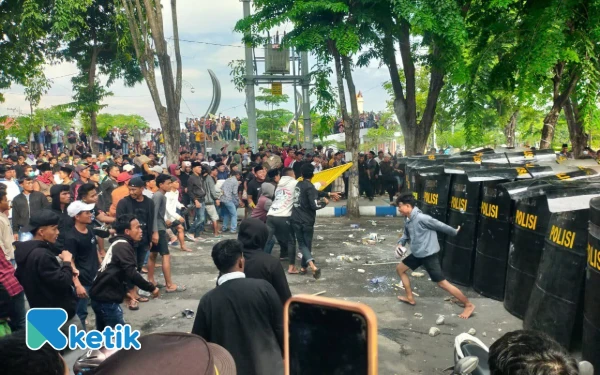 Thumbnail Berita - Demo Ratusan Warga di Sampang Ricuh, Polisi Tembakkan Gas Air Mata