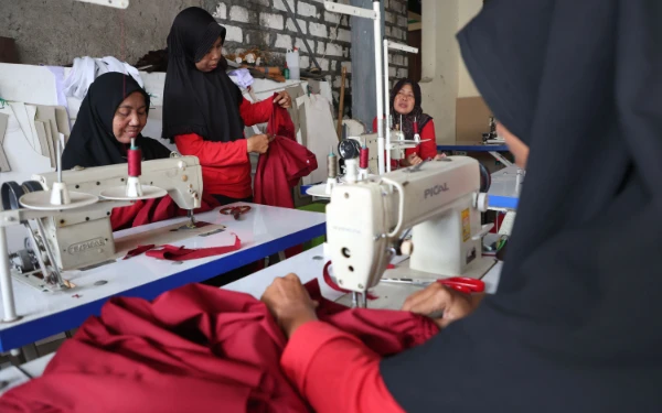 Thumbnail Berita - Benang Emas, Saat Mesin Jahit Mengubah Nasib Ratusan Warga MBR Surabaya