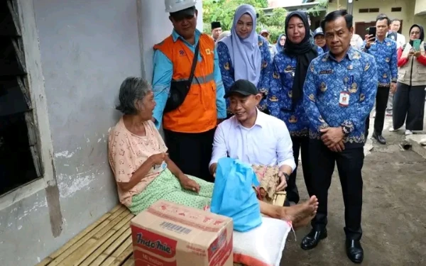 Thumbnail Berita - Wali Kota Lubuklinggau Salurkan Bantuan Sembako untuk Warga Siring Agung