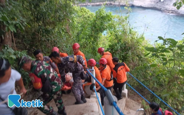 Thumbnail Berita - Warga AS Terjatuh dari Tebing Setinggi 5 Meter di Pantai Atuh Nusa Penida, Dievakuasi Tim SAR