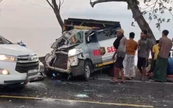 Thumbnail Berita - Kronologis Laka Lantas Ambulans Tabrak Truk di Sampang, Ini Nama Sopir yang Tewas Ditempat