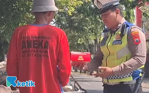 Thumbnail Berita - Wujud Kepedulian, Polantas Brebes Bagikan Nasi Kotak ke Pengguna Jalan