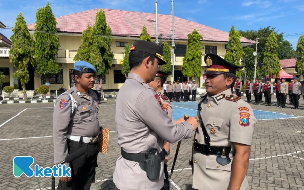 Thumbnail Berita - Pimpin Sertijab Pejabat Utama, Kapolres Situbondo Tekankan Profesionalisme dan Peningkatan Pelayanan Masyarakat