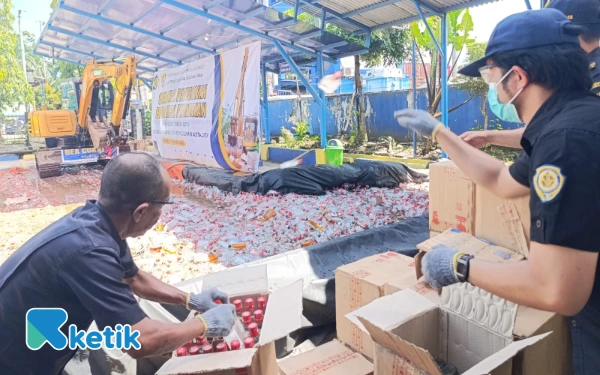 Thumbnail Bea Cukai Sumbagtim Gencarkan Penindakan, Puluhan Juta Rokok Ilegal dan Miras Dimusnahkan