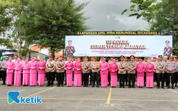 Thumbnail Berita - Iptu Nur Fajri Resmi Jabat Kasatreskrim Polres Sampang, Sertijab Dipenuhi Karangan Bunga