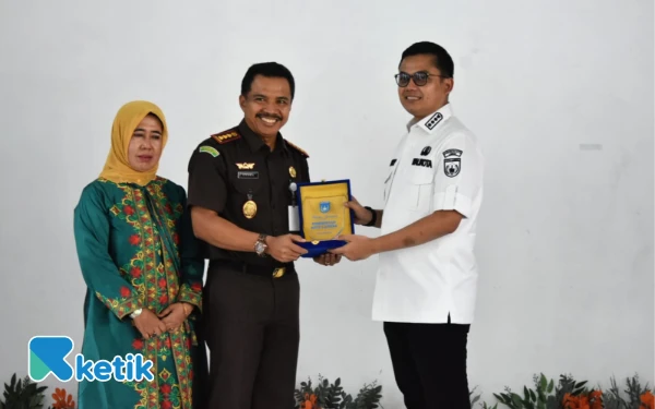 Thumbnail Berita - Suasana Haru Penuh Kehangatan Warnai Lepas Sambut Kajari Langsa