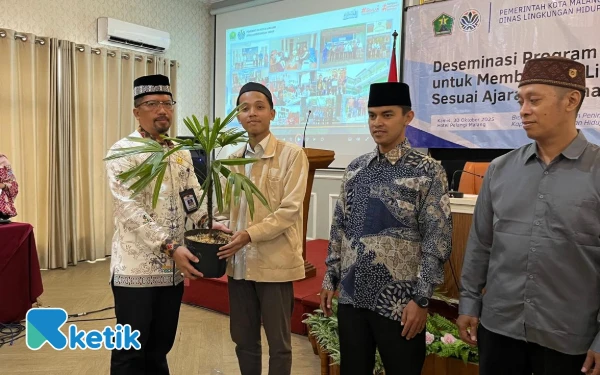 Thumbnail DLH Kota Malang Bagikan 100 Bibit Pohon, Ajak Pesantren Ikut Pelestarian Lingkungan
