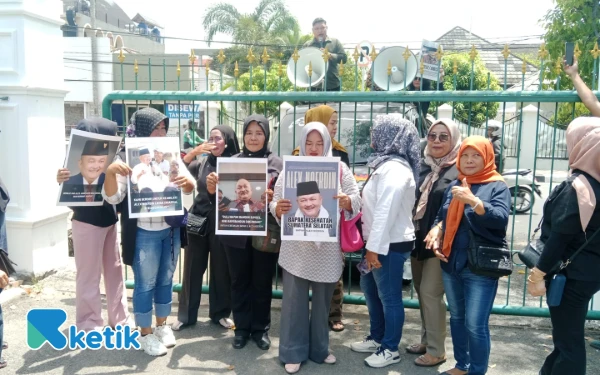 Thumbnail Puluhan Massa Gelar Aksi Damai Dukung Alex Noerdin, Minta Presiden Prabowo Beri Amnesti