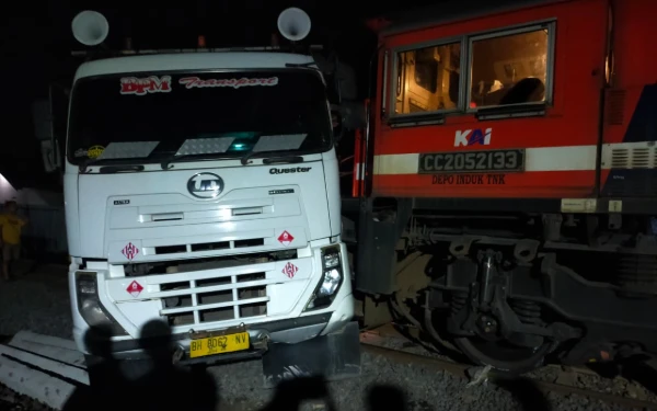 KA Babaranjang Hantam Truk Fuso di Perlintasan Tanpa Palang Pintu Prabumulih