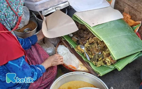 Thumbnail Nikmatnya Nasi Bhuk Hj Tuni, Kuliner Khas Madura yang Melegenda di Malang