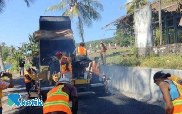 Thumbnail Hotmix Jalan Pulau Makean Dilanjutkan, Finishing Tersisa 300 Meter