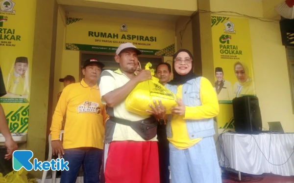 Thumbnail Berita - Peringati HUT Ke-61, Golkar Trenggalek Salurkan 1.300 Paket Sembako Murah