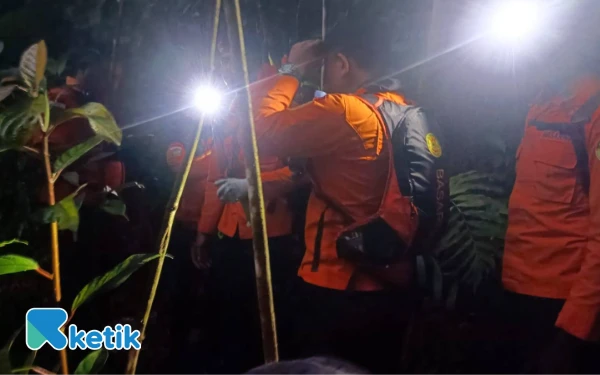 Thumbnail Tim SAR Denpasar Evakuasi Empat Pendaki di Gunung Batukaru